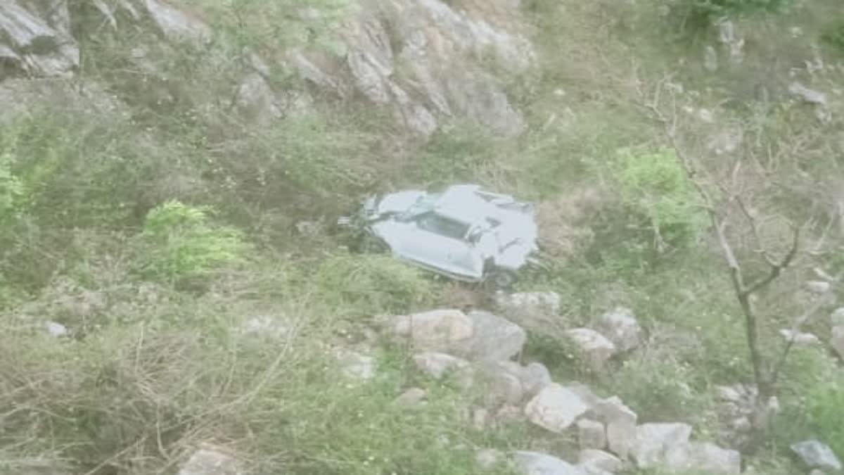 Car fell into deep gorge in Uttarkashi