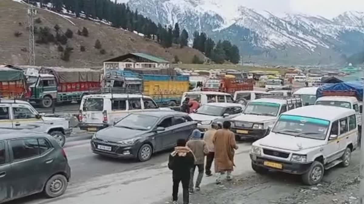 traffic-movement-resumes-on-srinagar-leh-highway-after-11-th-day