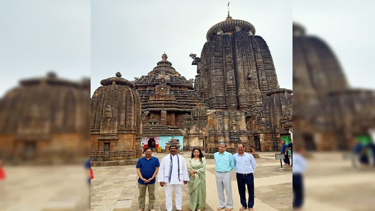 CM Hemant Soren worshiped at Lingaraj temple