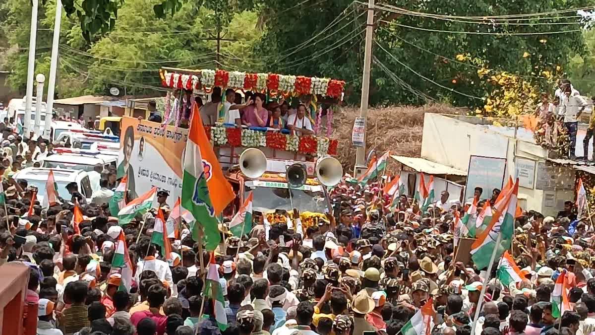 priyanka-gandhi-held-a-grand-road-show-in-kundagola