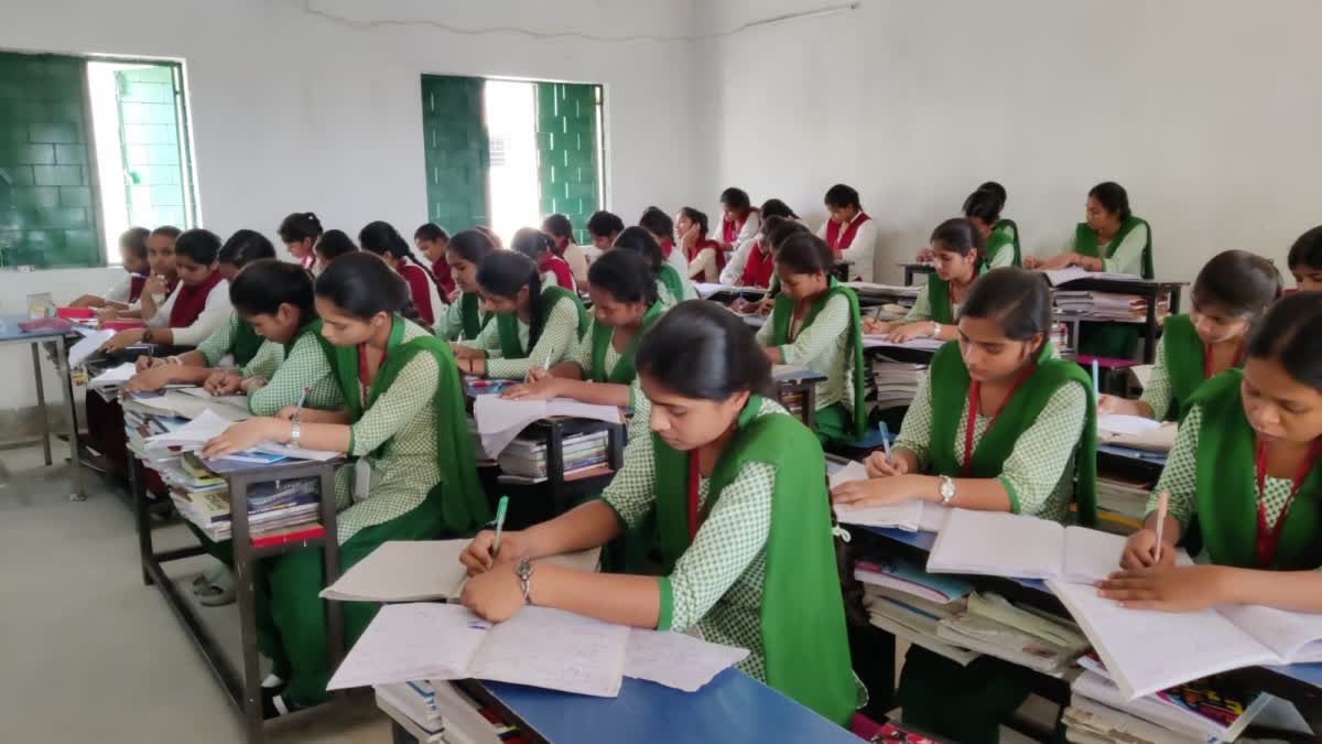 khunti-tribal-girl-students-secured-good-ranking-in-jee-mains-exam