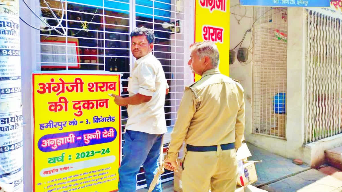 Khoob jamegi jab...': UP police takes prisoner liquor shopping, viral photo of criminal buying liquor with policeman in hamirpur uttar pradesh