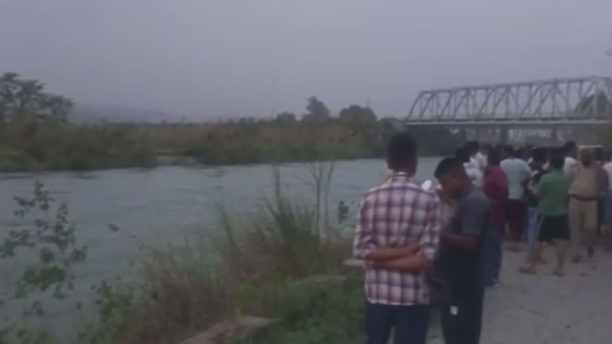 A car fell into the canal in Sujanpur of Pathankot