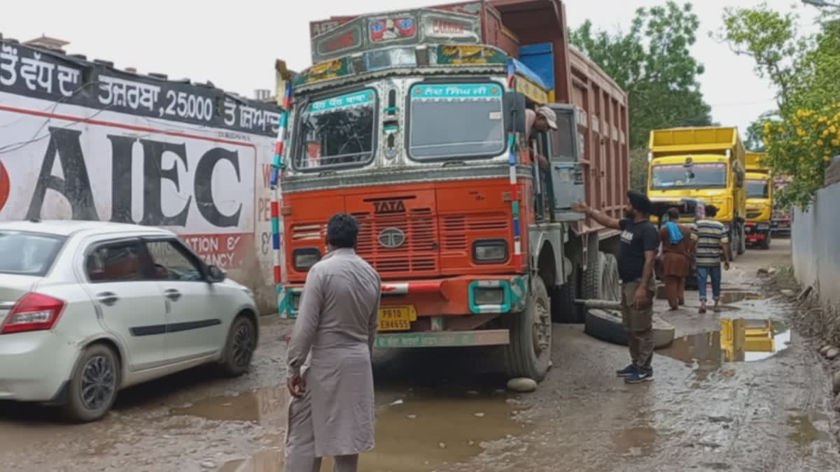 Garhshankar Nangal Road Village Garhi Manto Dilapidated condition people rush from the road