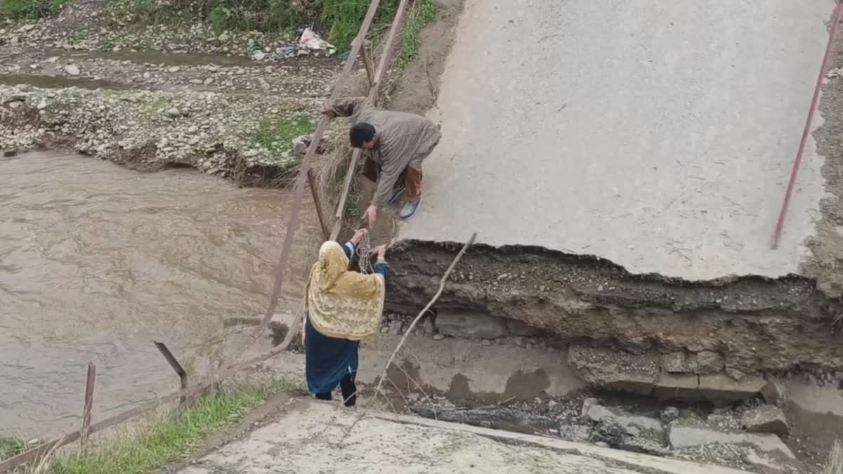 پُل ٹوٹنے کی وجہ سے دو اضلاع کا رابطہ منقطع، مقامی افراد کو مشکلات کا سامنا