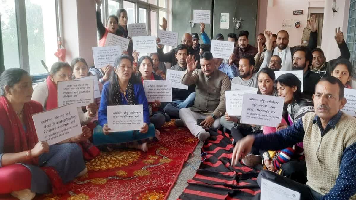 Congress Workers Sit on Protest