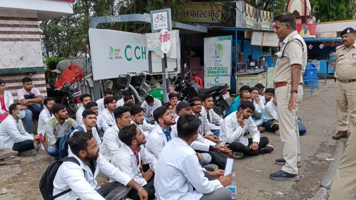 Bhopal Angry MBBS students dharna