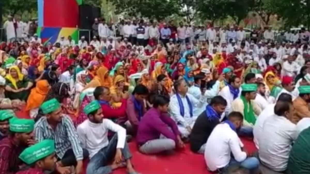 मांगों को लेकर प्राधिकरण के खिलाफ 40 गांव के किसानों का हल्ला बोल