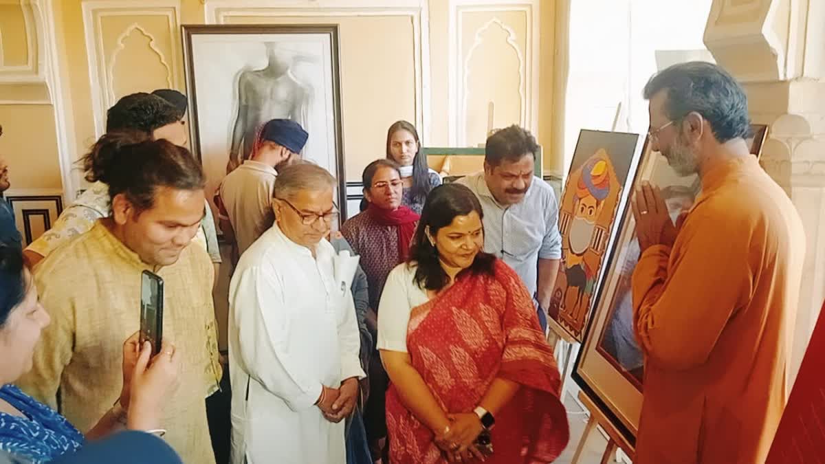 platform for painting exhibition in monuments