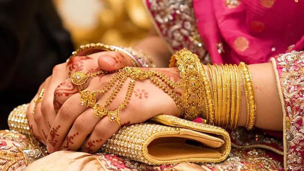 stole bride jewellery in wedding