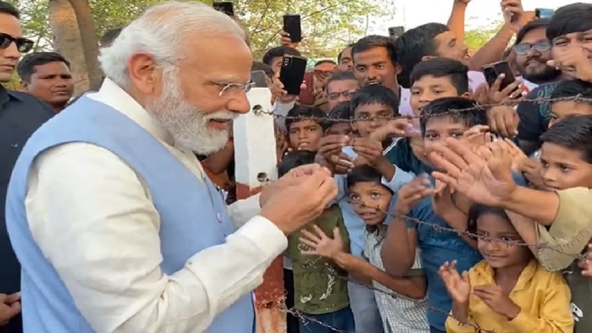 karnataka-election-2023-pm-modi-interacts-with-children-before-roadshow-in-kalaburagi