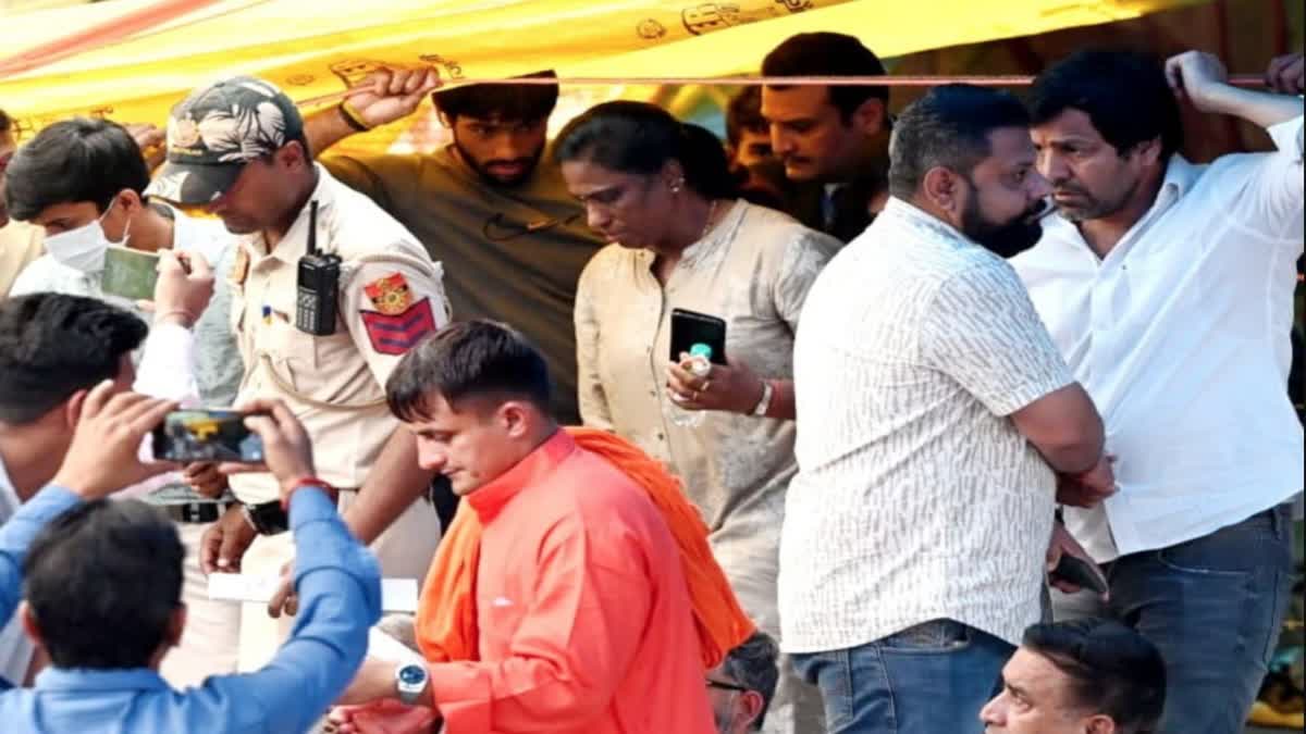 PT Usha meets wrestlers  wrestlers protesting at Jantar Mantar  PT Usha  Olympic Association president  former Athlete  Jantar Mantar  indiscipline remark  തന്നെ തെറ്റായി വ്യാഖ്യാനിക്കപ്പെട്ടു  പ്രതിഷേധിക്കുന്ന ഗുസ്‌തി താരങ്ങളെ കണ്ട്  ഗുസ്‌തി താരങ്ങളെ കണ്ട് പിന്തുണ ഉറപ്പുനല്‍കി  പി ടി ഉഷ  ഉഷ  ഡബ്ല്യുഎഫ്‌ഐ പ്രസിഡന്‍റ്  ബ്രിജ് ഭൂഷൺ  ഗുസ്‌തി താരങ്ങള്‍  റെസ്‌ലിങ് ഫെഡറേഷന്‍  റെസ്‌ലിങ്