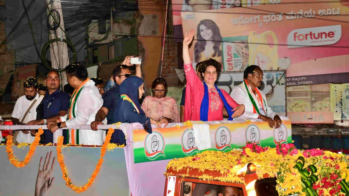 AICC General Secretary Priyanka Gandhi Vadra  Priyanka Gandhi Vadra conducted road show  road show in Kalaburagi  ರಾಜ್ಯದ 40 ಪರ್ಸೆಂಟ್​ ಭ್ರಷ್ಟ ಸರಕಾರ ಕಿತ್ತೋಗೆಯಿರಿ  ಕಾಂಗ್ರೆಸ್ ಅಧಿಕಾರ ತನ್ನಿ  ಕಾಂಗ್ರೆಸ್​ ನಾಯಕಿ ಪ್ರಿಯಾಂಕಾ ಗಾಂಧಿ  ಯಾಂಕಾ ಗಾಂಧಿ ಬಿಜೆಪಿ ವಿರುದ್ಧ ವಾಗ್ದಾಳಿ  ರಾಜ್ಯದಲ್ಲಿ ಆಡಳಿತ ನಡೆಸಿರುವ ಬಿಜೆಪಿ ಸರಕಾರ  ಕಾಂಗ್ರೆಸ್ ಪಕ್ಷವನ್ನು ಅಧಿಕಾರಕ್ಕೆ ತನ್ನಿ  ಎಐಸಿಸಿ ಪ್ರಧಾನ ಕಾರ್ಯದರ್ಶಿ ಪ್ರಿಯಾಂಕಾ ಗಾಂಧಿ  ಪ್ರೀಯಾಂಕಾ ವಾದ್ರಾ ರೋಡ್ ಶೋ‌  ರಸ್ತೆಯುದ್ದಕ್ಕೂ ಕಟೌಟ್‌ಗಳದೇ ದರ್ಬಾರ  ಇಂದು ಅಮಿತ್ ಶಾ ಆಗಮನ