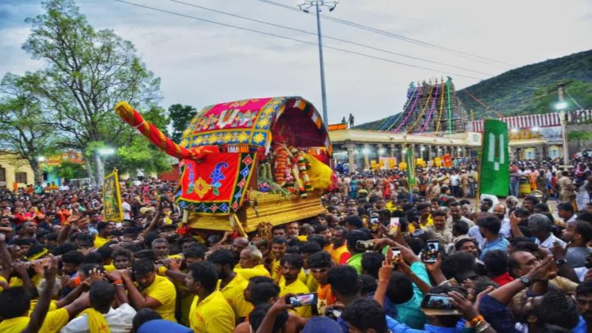 Madurai kallalagar: விண்ணைப் பிளந்த ‘கோவிந்தா’ முழக்கம்.. கள்ளழகர் எதிர்சேவையில் குவிந்த பக்தர்கள்