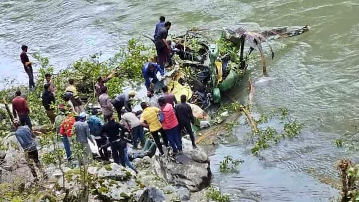 Army helicopter crashes: જમ્મુ અને કાશ્મીરમાં આર્મીનું હેલિકોપ્ટર ક્રેશ થયું... ત્રણ સૈન્ય અધિકારીઓ ઘાયલ