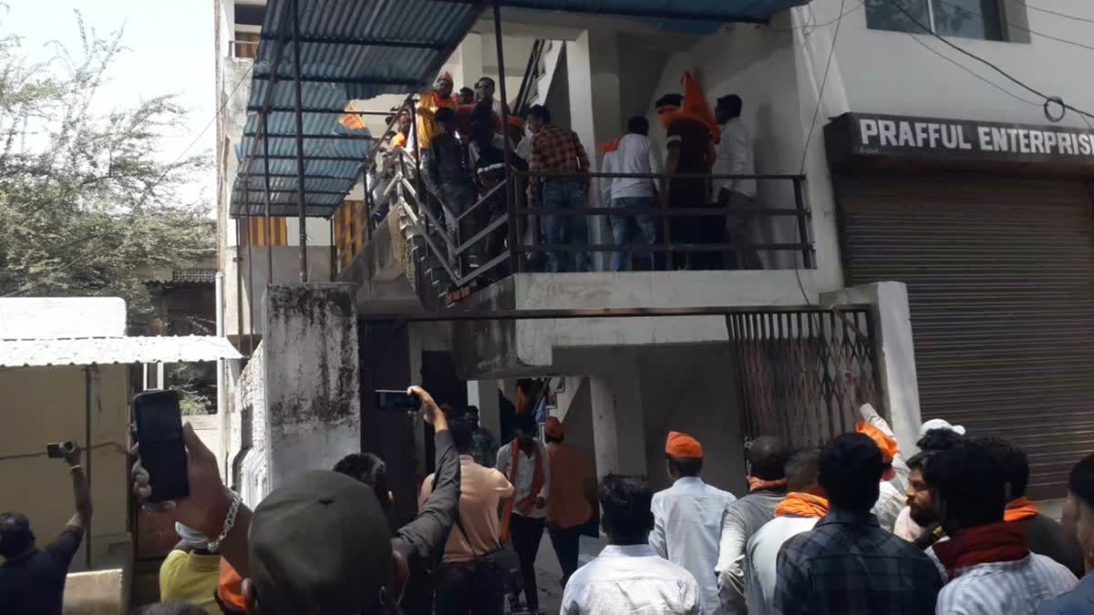 Bajrang dal ransacks congress office  Jabalpur in Madhya Pradesh  Madhya Pradesh  കോണ്‍ഗ്രസ് ഓഫിസ് ആക്രമിച്ച് ബജ്‌റംഗ്‌ദള്‍  പ്രകട പത്രിക  കോണ്‍ഗ്രസ് പ്രകട പത്രിക  ജബല്‍പൂരിലെ കോണ്‍ഗ്രസ് ഓഫിസ്  കോണ്‍ഗ്രസ് ഓഫിസ് ആക്രമിച്ച് ബജ്‌റംഗ്‌ദള്‍  മധ്യപ്രദേശിലെ കോണ്‍ഗ്രസ് ഓഫിസ്  ജബല്‍പൂര്‍ വാര്‍ത്തകള്‍  ഭോപ്പാല്‍ വാര്‍ത്തകള്‍  കോണ്‍ഗ്രസ് ഓഫിസ് ആക്രമണം  congress ransacks