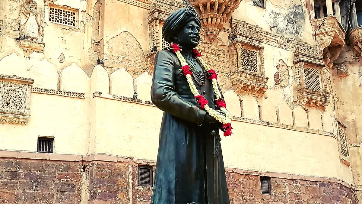 450-kg-statue-unveiled-at-pragamhal-of-last-royal-of-kutch