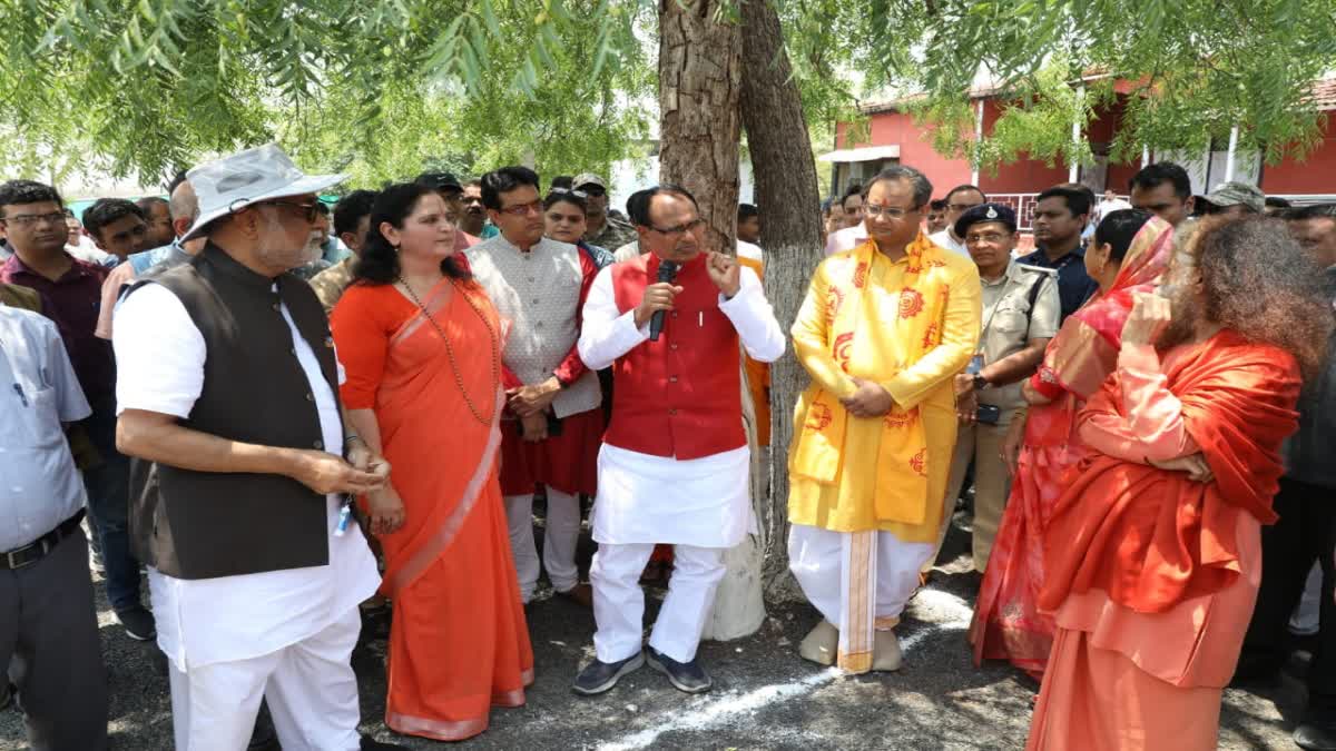 cm shivraj met saints of omkareshwar