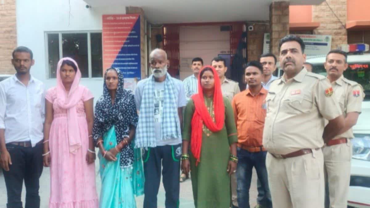Barmer Police Reunites Old Man with family