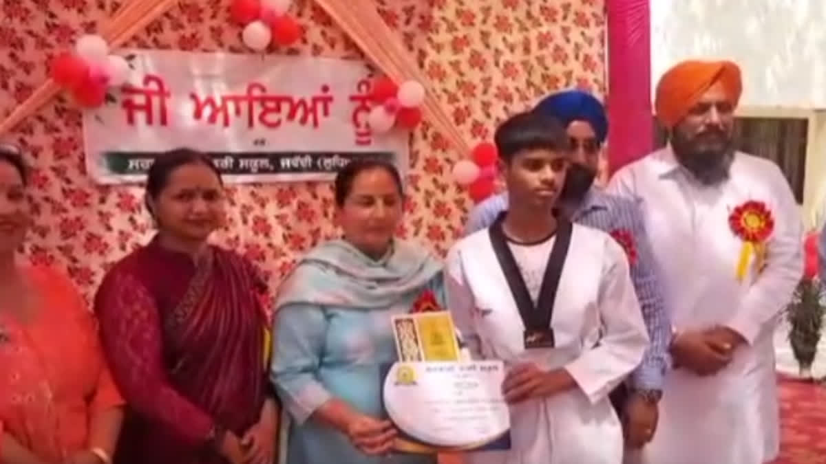 Annual prize distribution ceremony held in government school Javanda, encouraged the students