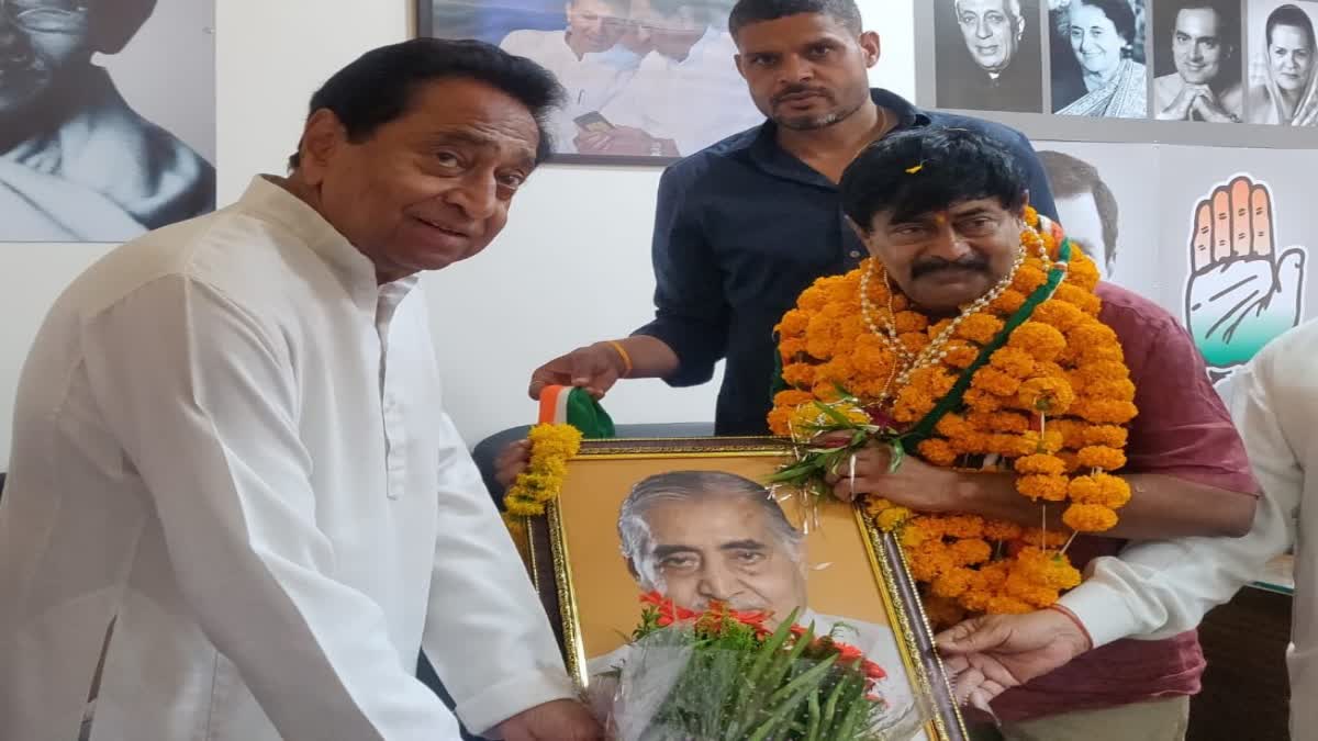 deepak joshi Joined Congress with photo kailash joshi