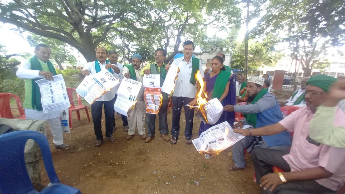 farmers-burnt-manifestos-of-three-parties-in-mysuru