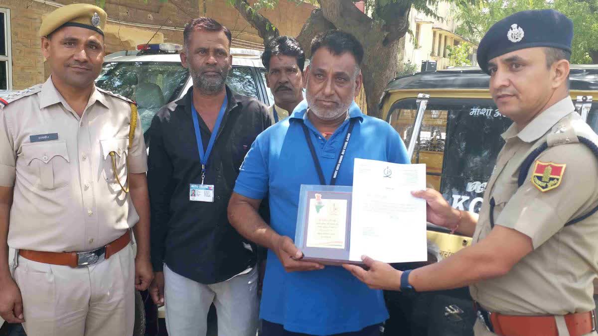 SP honored auto driver in Ajmer