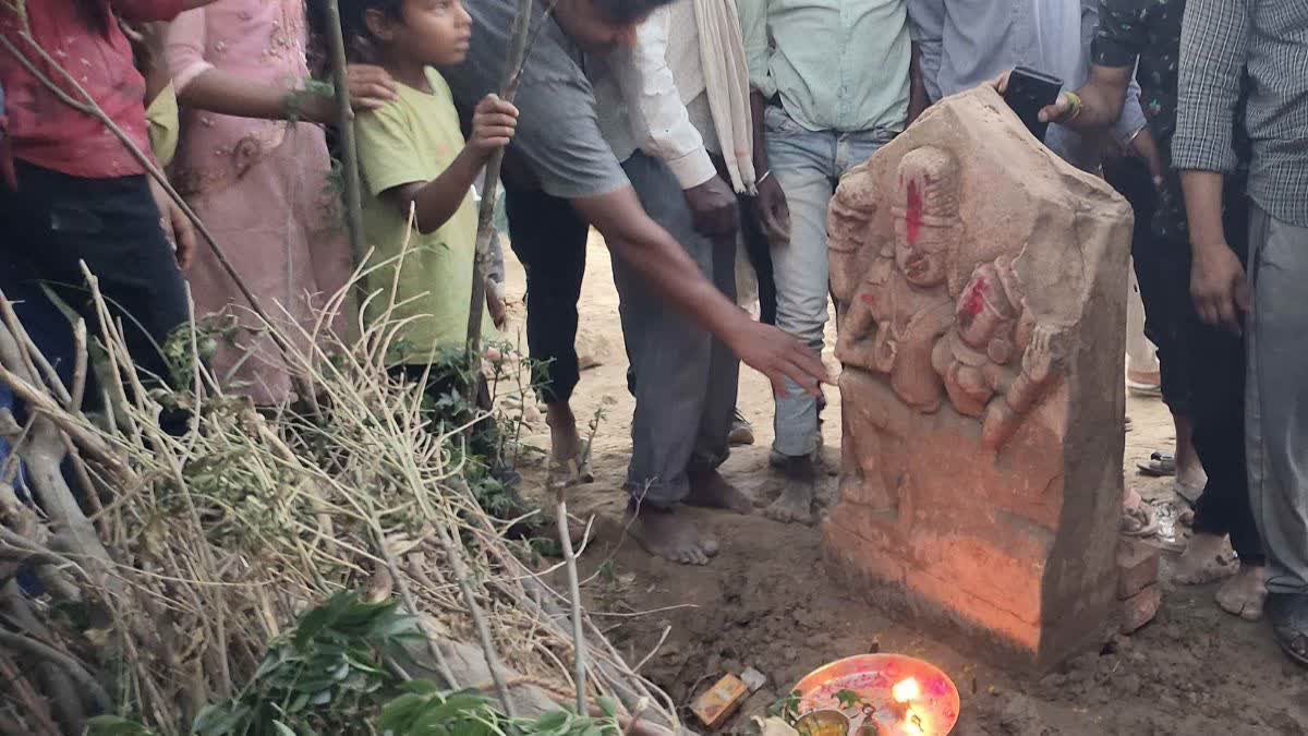 Uttar Pradesh News: ઘર બનાવવા માટે ખોદકામ કર્યું, 400 વર્ષ જૂની શિવશક્તિની પ્રતિમા મળી