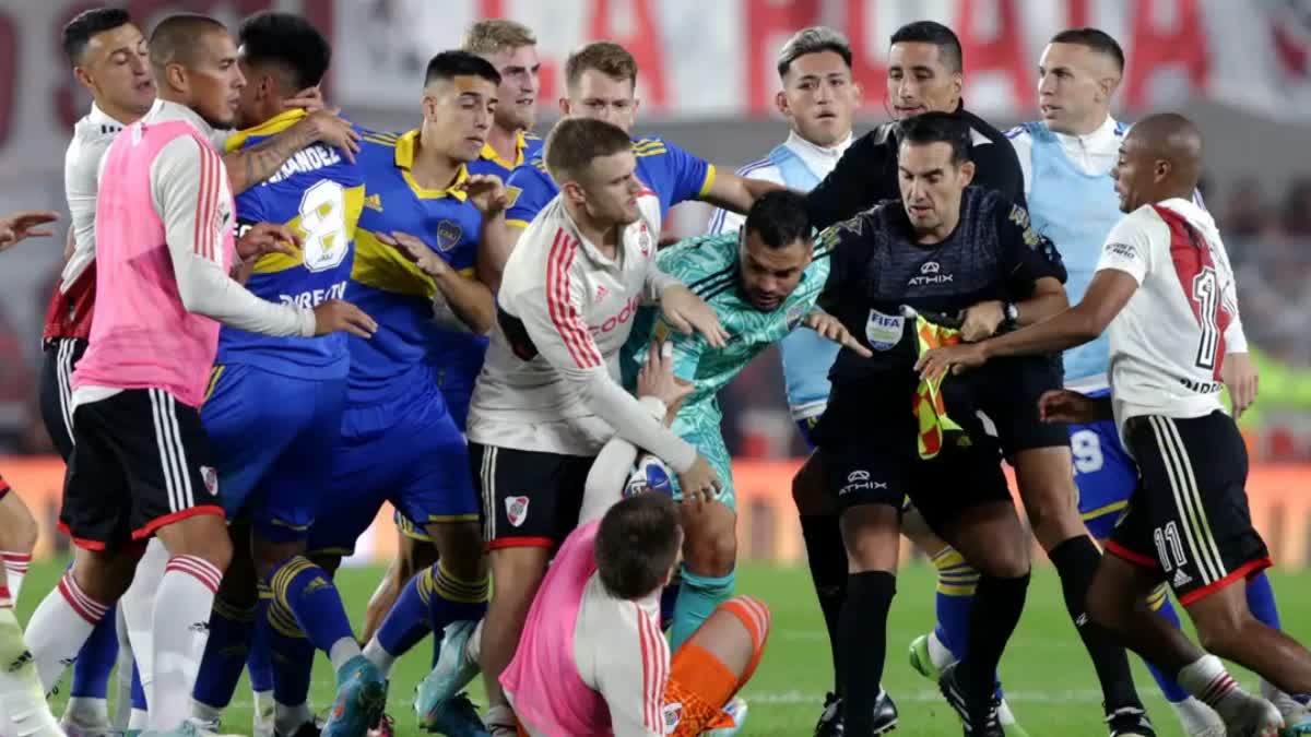 Boca  Superclasico between Boca Juniors and River Plate  ബൊക്കാ ജൂനിയേഴ്‌സ്  അത്‌ലറ്റികോ റിവർപ്ലേറ്റ്  റിവർപ്ലേറ്റ്  സൂപ്പർ ക്ലാസികോ  Boca Juniors  River Plate  SEVEN red cards in Superclasico