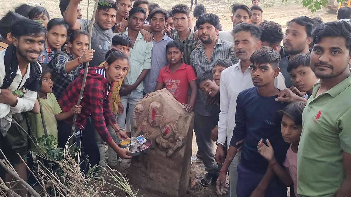 Ancient statue found in excavation in Agra