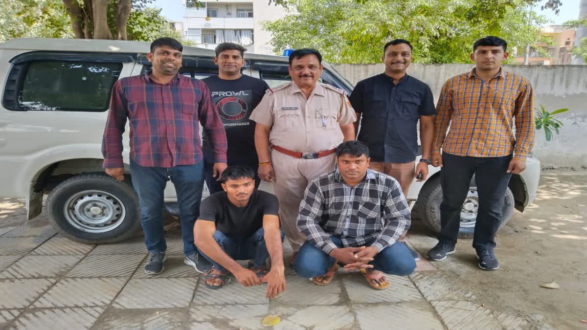 accused arrested with cash and illegal weapons in Faridabad