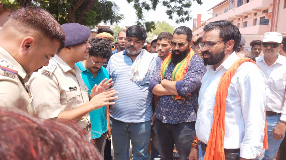 Durg cops trying to pacify the protesters on Sunday