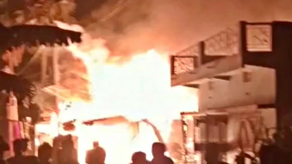 Fire in Vaishali: शॉट सर्किट से लगी भीषण आग, दो दर्जन से ज्यादा घर जलकर  राख.. दो लोग झुलसे, two dozen houses burnt due to short circuit in vaishali