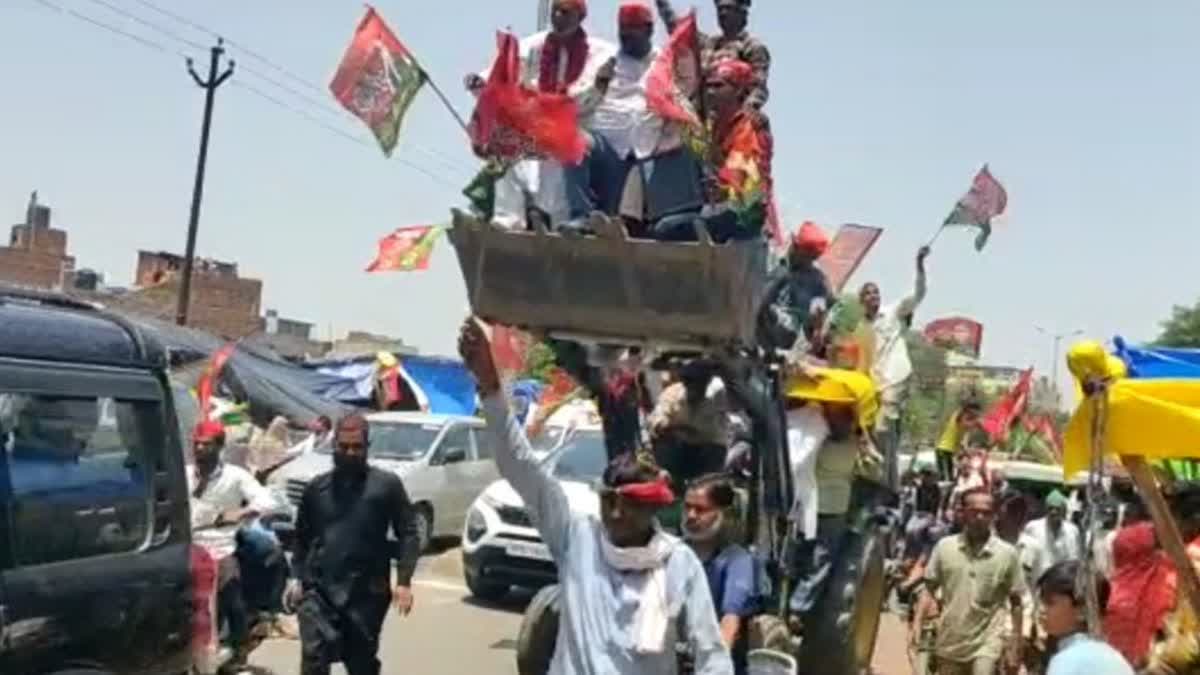 municipal-elections-2023-fir-lodged-after-samajwadi-party-workers-reached-akhilesh-yadav-roadshow-riding-on-jcb-in-aligarh