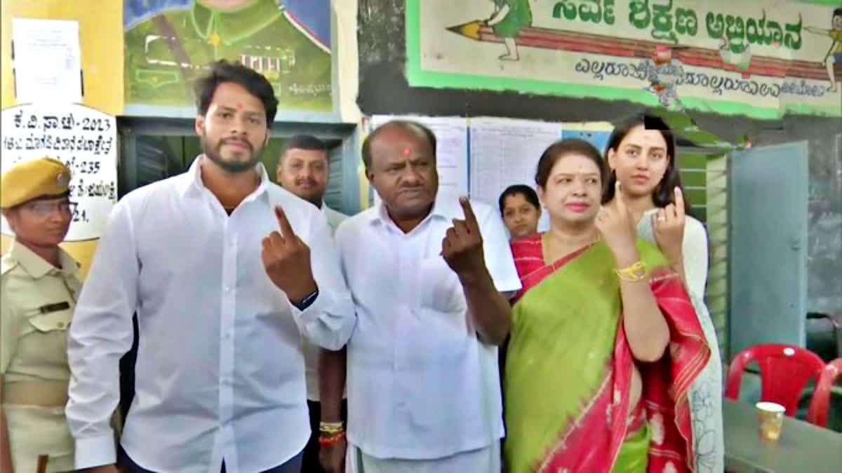 voting by hd kumaraswamy family