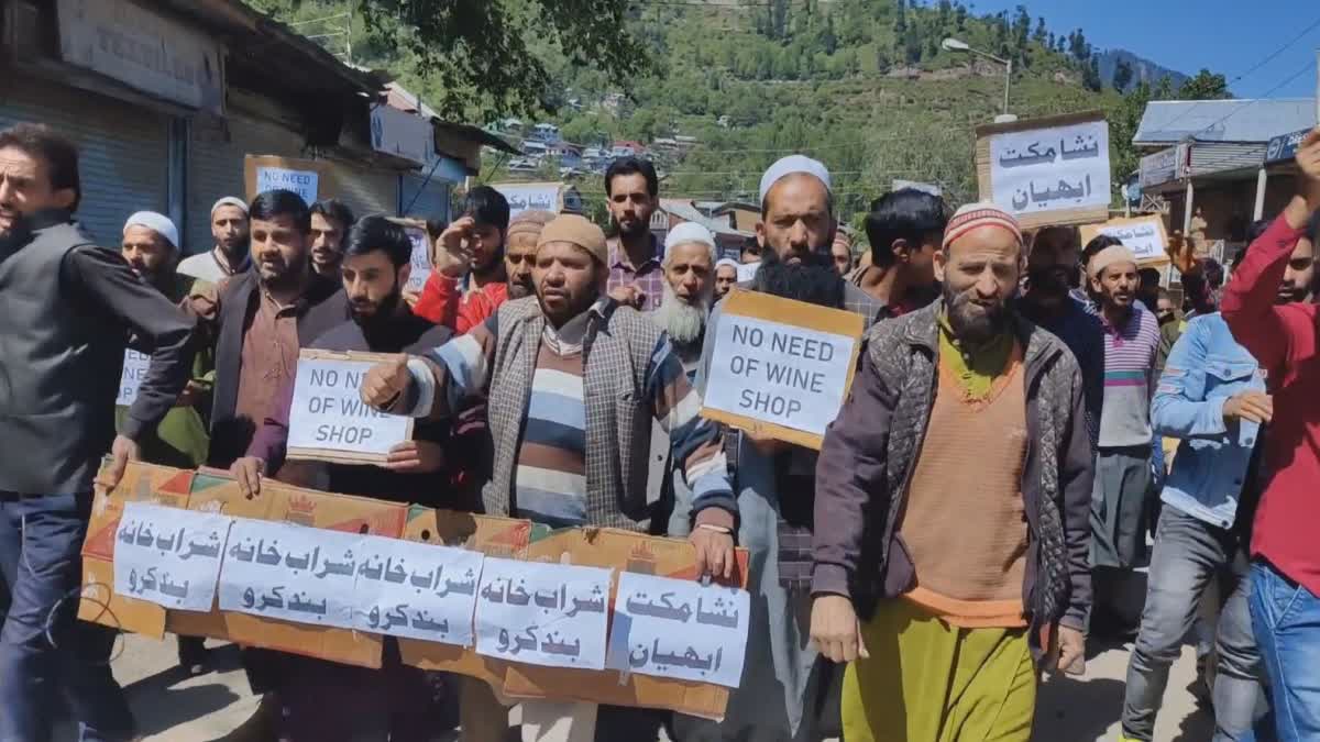 protest-in-uri-market-against-opening-of-wine-shop-at-lagama-area