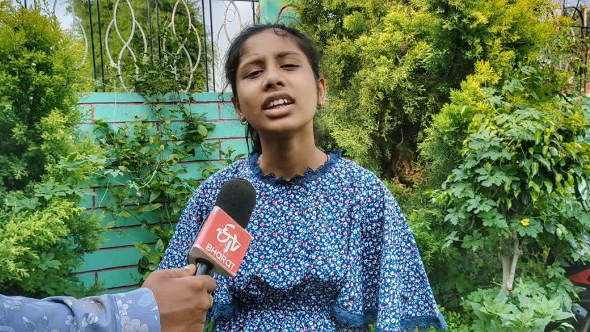 seventh class nargis passed 10th board exam, brought 90.50 percent marks