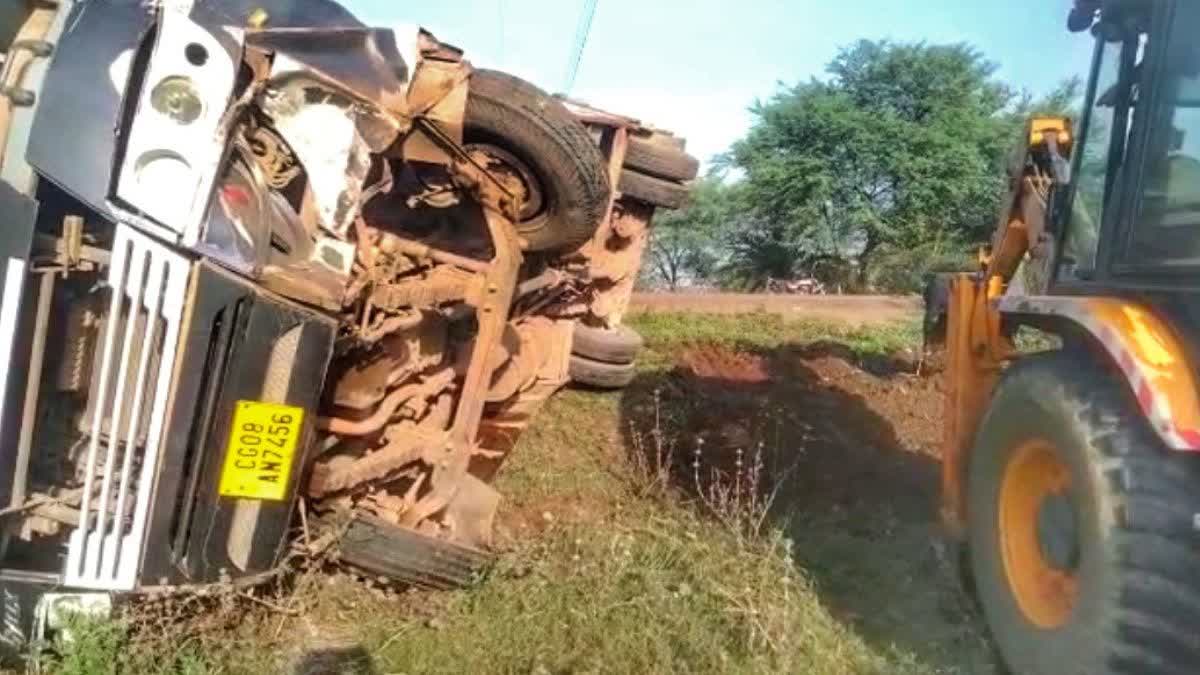 Bus of Nishad family overturned