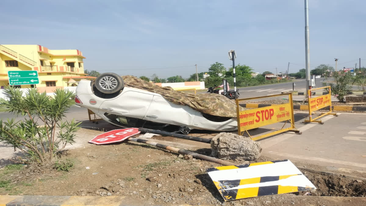 car overturned in kawardha