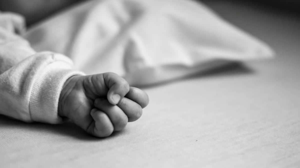 twin toddlers  Father kill twin toddlers  Father kil childrens gaya  twin toddlers died bihar  bihar news  ഇരട്ടക്കുഞ്ഞുങ്ങളെ പിതാവ് നിലത്തെറിഞ്ഞ് കൊന്നു  ഇരട്ടക്കുഞ്ഞുങ്ങൾ  നാല് മാസം പ്രായമായ ഇരട്ടക്കുഞ്ഞുങ്ങൾ  ഇരട്ടക്കുഞ്ഞുങ്ങളെ പിതാവ് കൊന്നു  ഇരട്ടക്കുഞ്ഞുങ്ങൾ മരിച്ചു