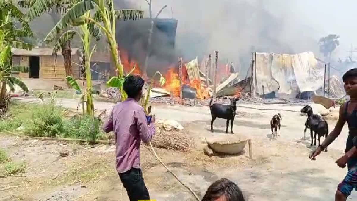 തീപിടിത്തം  ബിഹാർ വാർത്തകൾ  massive fire in Muzaffarpur  fire accident  Three persons of a family charred to death  Three persons died massive fire in Muzaffarpur  bihar news  കുടിലുകൾക്ക് തീപിടിച്ചു  മുസാഫർപൂരിൽ കുടിലുകൾക്ക് തീപിടിച്ചു