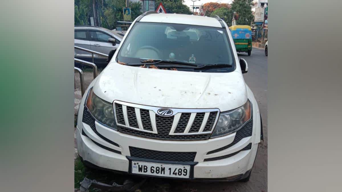 abandoned car in Khardah