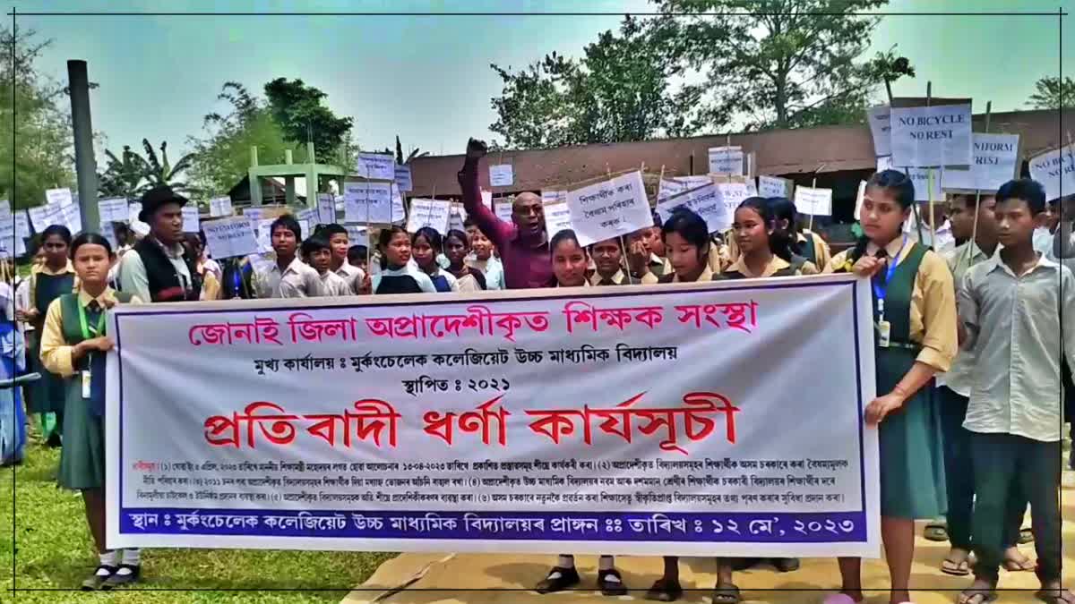 students protest at Jonai