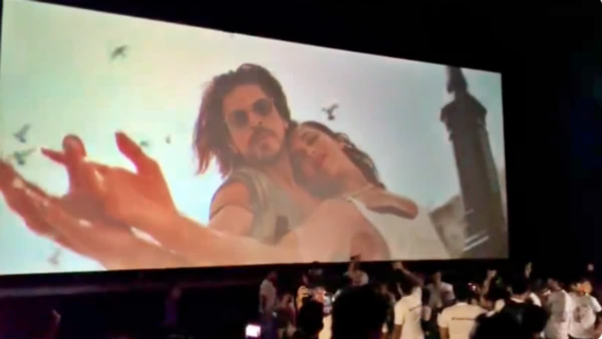 બાંગ્લાદેશમાં 'પઠાણ'નો જાદુ, SRKના ચાહકોએ થિયેટરમાં 'ઝૂમ્મે જો પઠાણ' પર કર્યો ડાન્સ