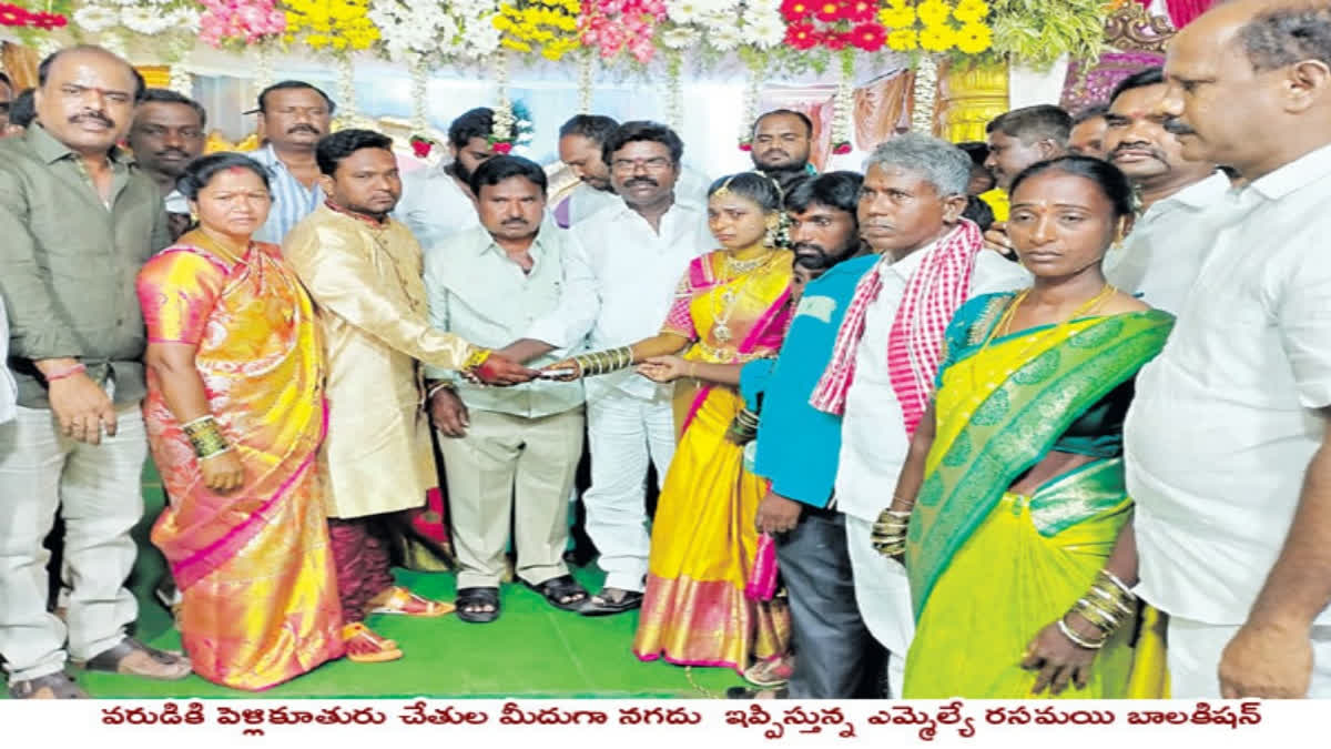 Wedding stalled as groom demands bike in Telangana, BRS MLA intervenes, hands over cash