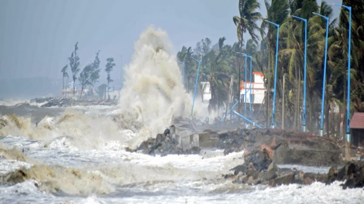 Mocha  cyclone mocha  cyclone mocha bangladesh  mocha cyclone  cyclone  cyclone updation  dhaka  mocha cyclone updation  മോഖ  മോഖ ചുഴലിക്കാറ്റ്  ചുഴലിക്കാറ്റ്  മോഖ കരതൊട്ടു  മോഖ ചുഴലിക്കാറ്റ് ബംഗ്ലാദേശ്  മ്യാൻമർ