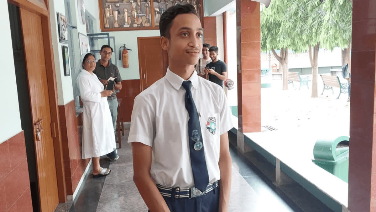 Dhoni fan Shubham tops in ISC, aims to crack civil services