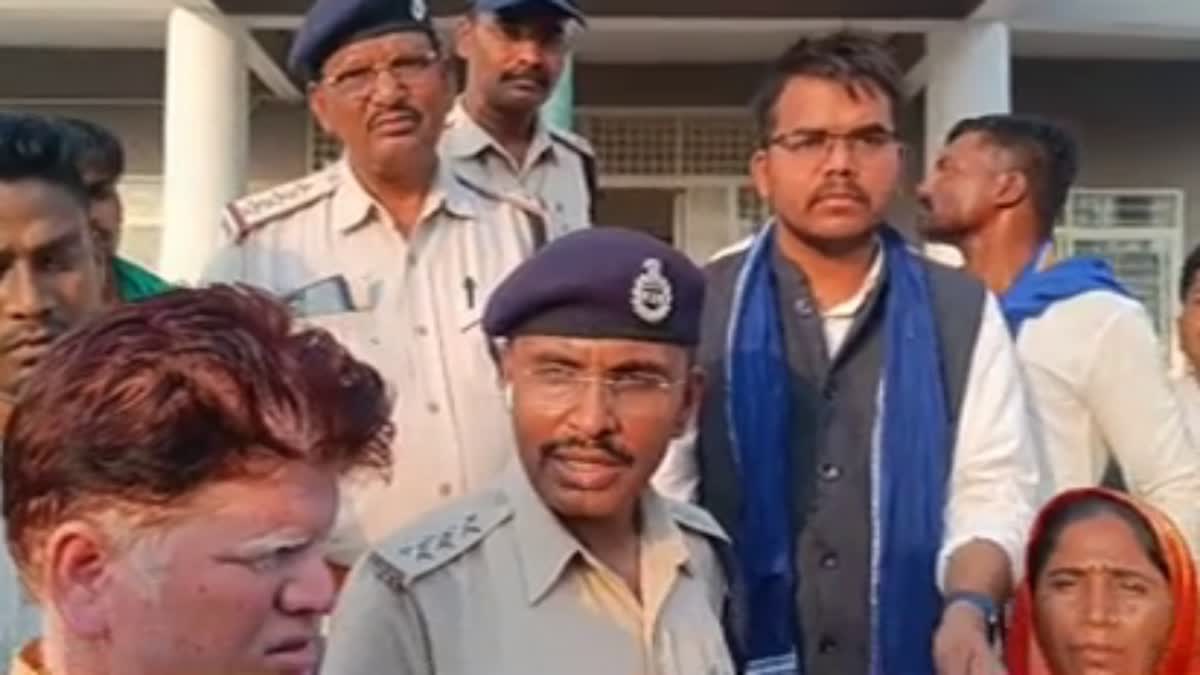 protest with dead body at police station