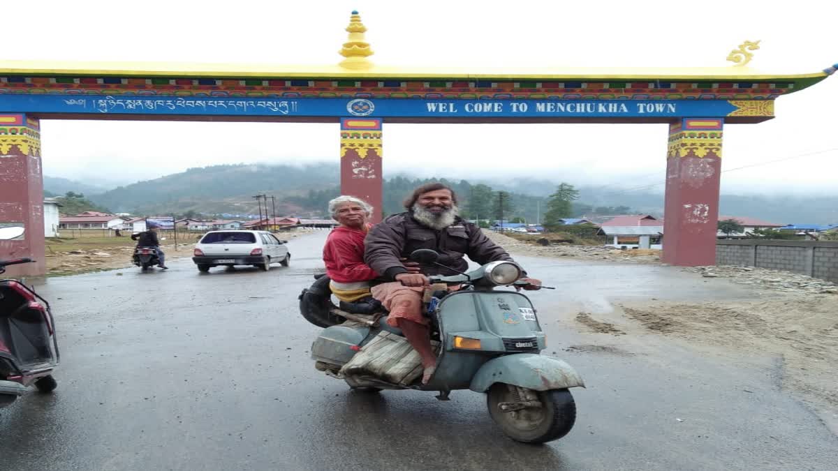 son-pilgrimage-on-scooter-with-mother-across-india