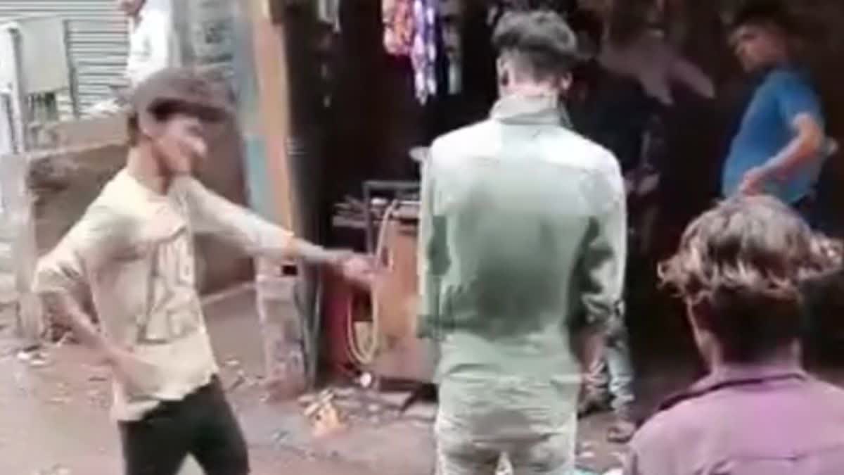 कानपुर में युवक की पिटाई का वीडियो सामने आया है.